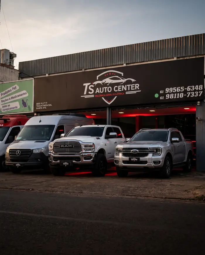 Fachada da TS Auto Center em Taguatinga Sul, com vans e caminhonetes estacionadas na frente